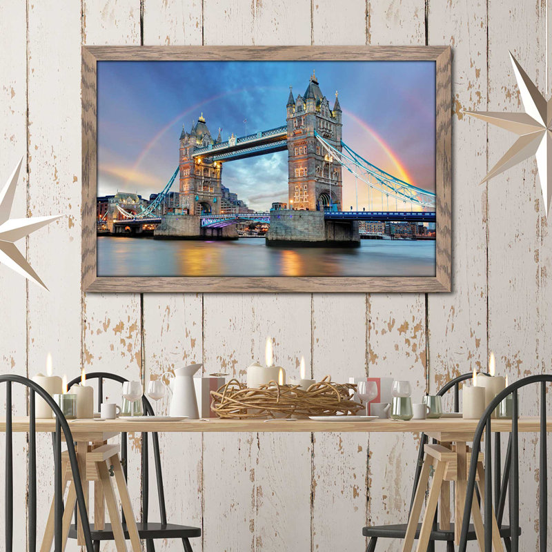 «London's Tower Bridge», reproduction de photo encadrée, H 21,5 po x l 27,5 po x P 0,75 po, Cadre taupe délavé