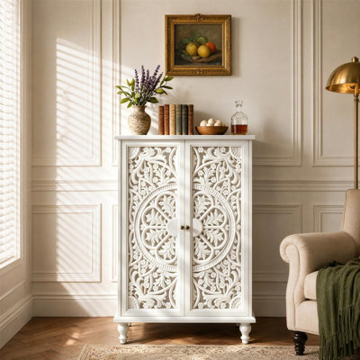 Meuble de rangement décoratif vintage de style ferme, 119 cm de hauteur, avec porte sculptée de motifs floraux. Vitrine rétro autoportante avec tablette réglable et pieds en bois massif, idéale pour le salon, l'entrée ou la salle à manger. Couleur : blanc.