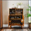 Élégante armoire décorative avec plusieurs espaces de rangement et tiroirs, parfaite pour une vie organisée et sans encombrement.