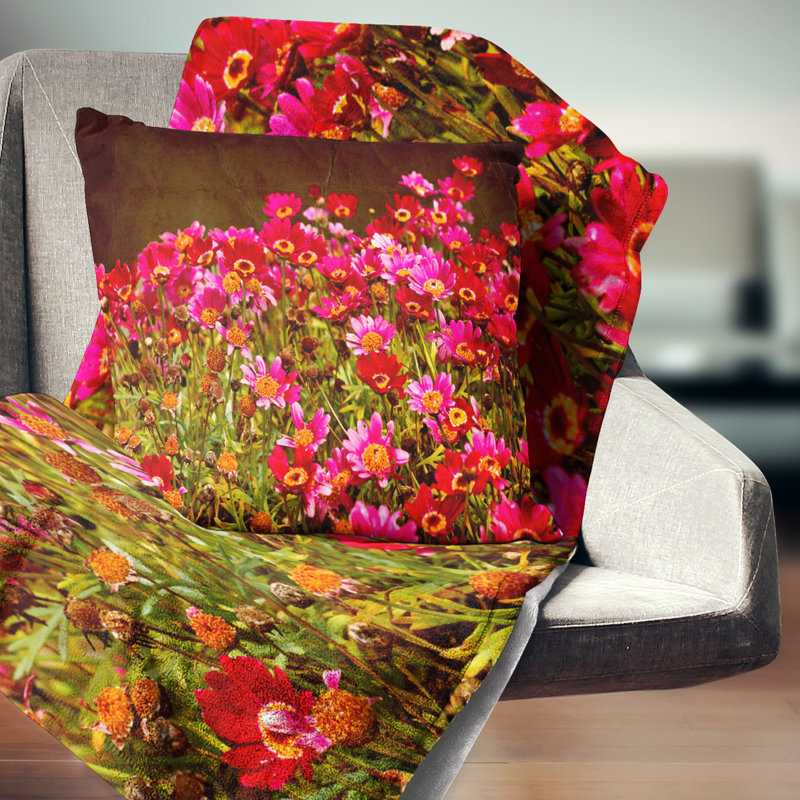 Petites photos de fleurs rouges au printemps - coussin à imprimé floral, 18 po x 18 po, Coussin décoratif