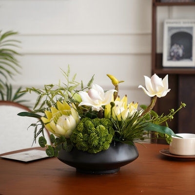 Ornements de fleurs simulées