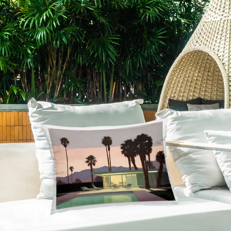 Coussin d'extérieur imprimé piscine entouré de palmiers par Noah Bay
