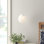 Petit luminaire suspendu à une lumière Leo - Globe suspendu de Visual Comfort Studio