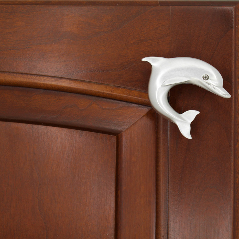 Petit bouton Dolphin faisant face à la droite, Nickel brossé, L 2,5 po x l 1,9 po