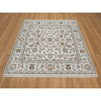 Tapis oriental blanc perle 6 pi 3 po x 6 pi 3 po, laine et soie, motif floral Nain avec motif floral sur toute la surface, 250 KPSI