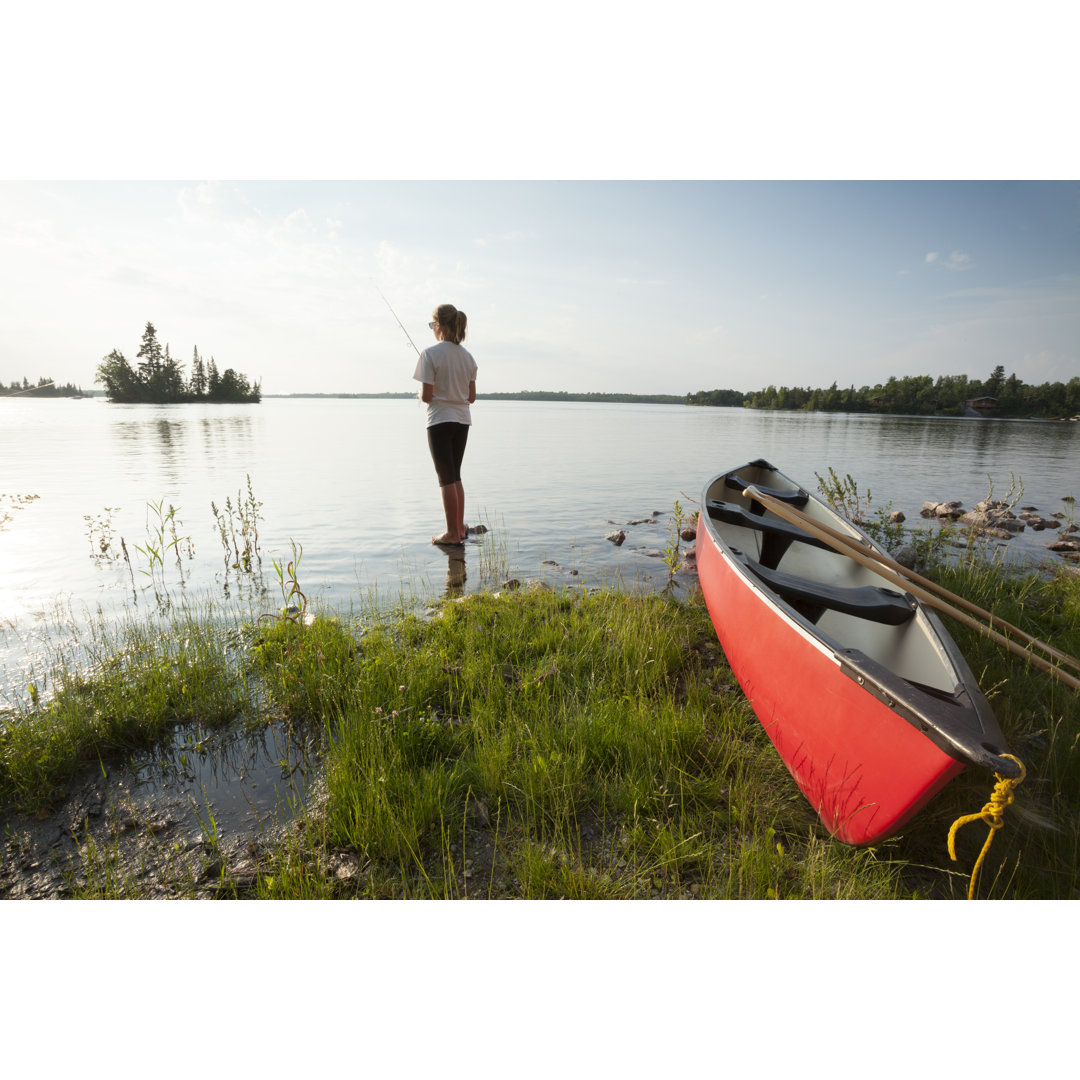 Frau beim Angeln im Provincial Park in Manitoba by Mysticenergy - Drucken