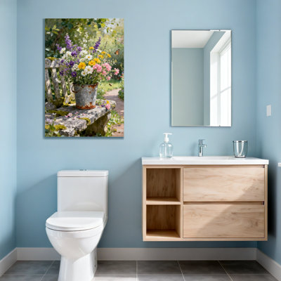 Arrangement floral de plantes et fleurs dans un seau de jardin rustique