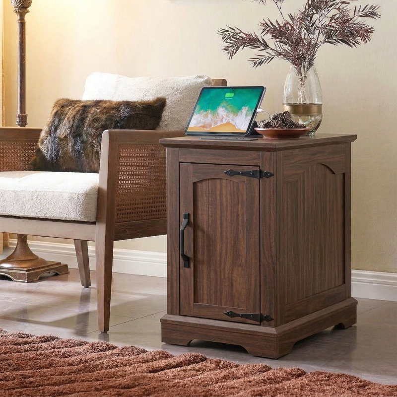 Table de bout Farmhouse avec station de charge, armoire de rangement avec porte en bois et tablette réglable, table d'appoint rustique avec ports USB et prises de courant pour le salon ou la chambre à coucher