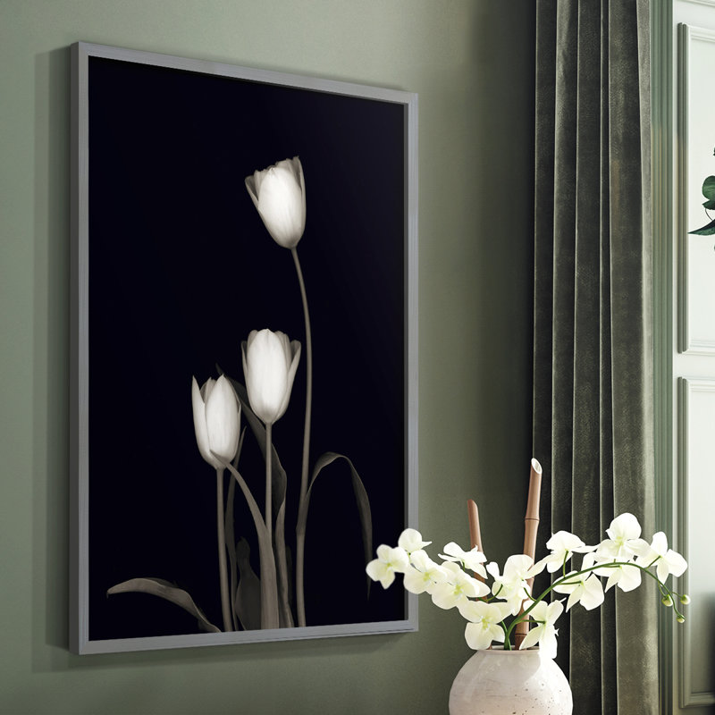 «Tulip Pose III», reproduction encadrée - bois massif, H 10 po x l 8 po, Gris