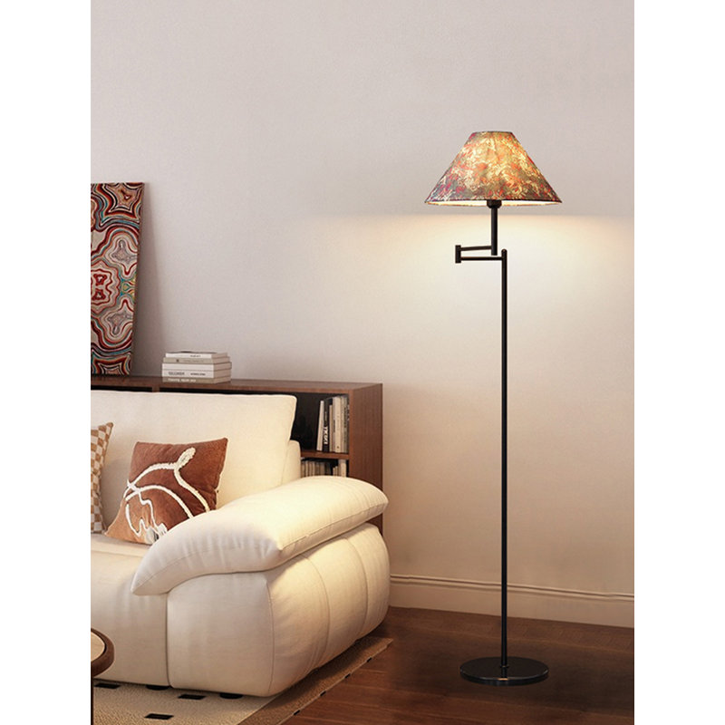 Lampe sur pied en quincaillerie, tissu et marbre de style médiéval