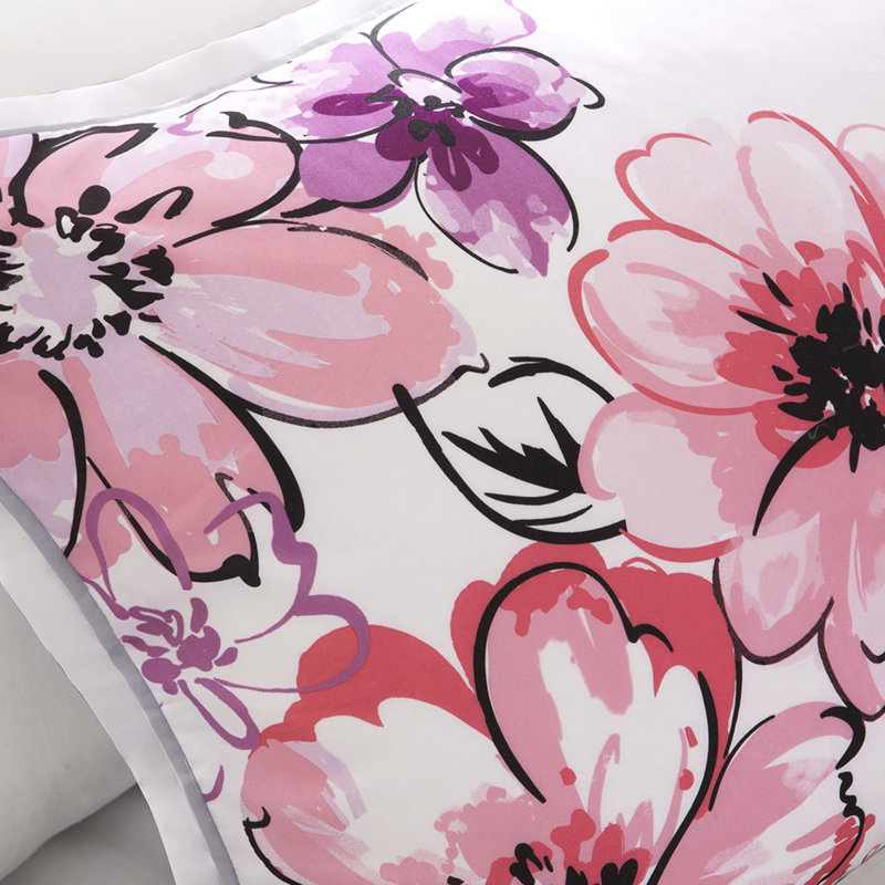   Édredon et oreillers asymétriques à motif floral, broderie