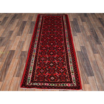 Tapis de couloir oriental rouge 2 pi 5 po x 6 pi 5 po Hussainabad rouge avec motif intégral, noué à la main, à poils longs, en laine douce et brillante