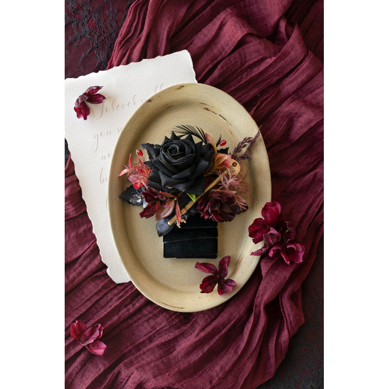 Boutonnière Ling's Moment pour marié, couleur bourgogne et noir profonds., Noir et bourgogne gothique