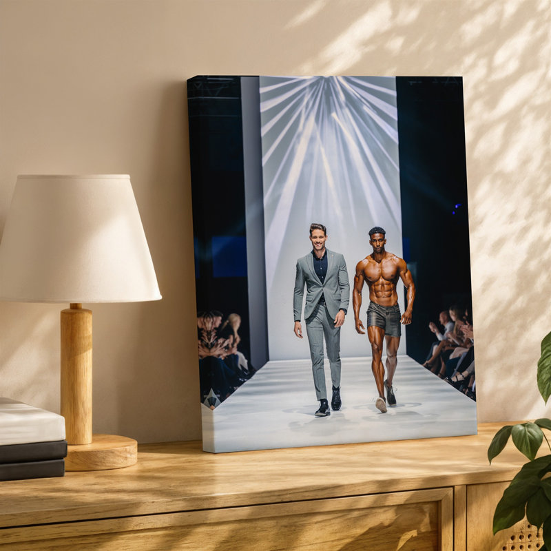 Toile, une scène de mode dynamique mettant en vedette deux mannequins qui marchent côte à côte, un dans un costume gris et pour un art mural moderne sur toile