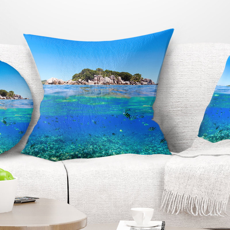 Coussin inférieur et seascape à l’eau, 18 po x 18 po