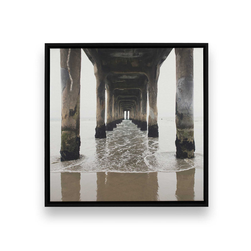 «Manhattan Pier» par Bree Madden, reproduction d'art, H 20 po x l 20 po, Noir, Cadre flottant