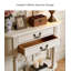 Console d'entrée incurvée de style antique avec tiroirs crème-741576893