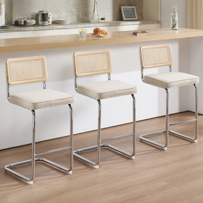 Tabouret de comptoir rembourré en lin 26 po avec dossier en rotin et structure en métal Marlow, Lin beige / structure chromée