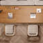 Bureau rectangulaire brun en bois massif-108516519