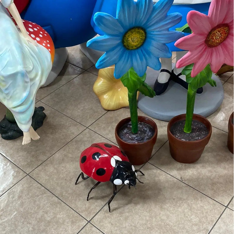 Petite statue de coccinelle rouge surdimensionnée