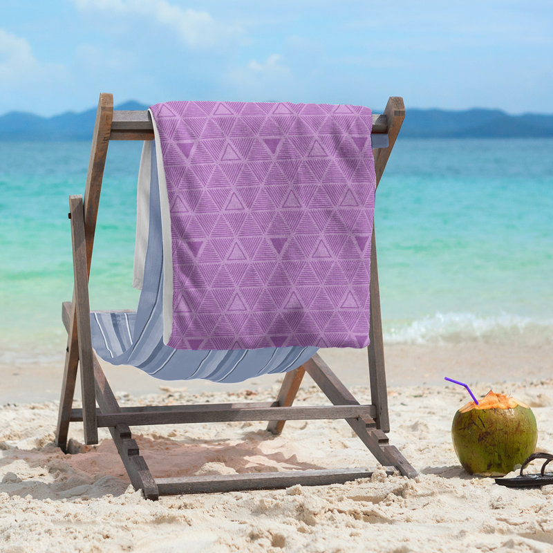 Serviette de plage classique à motif de triangles dessinés à la main, Mauve / Air Force