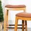 Tabouret de comptoir de 24 po: siège en cuir naturel et attrayant avec tabouret naturel-734424697-734424694-732140167