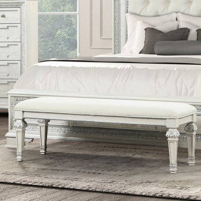 Banc traditionnel de couleur blanc crème avec finition ronde en métal argenté, bois de pin et tissu, l 54 po pour la décoration de chambre à coucher, décor brossé, placage de frêne plaqué 18 po de profondeur