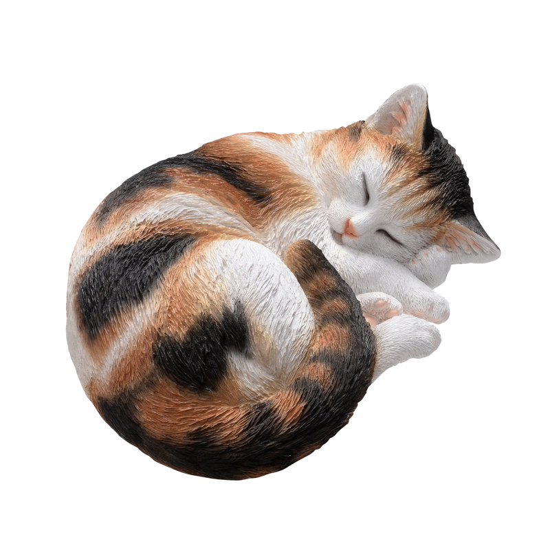 Statue de chat calicot endormi