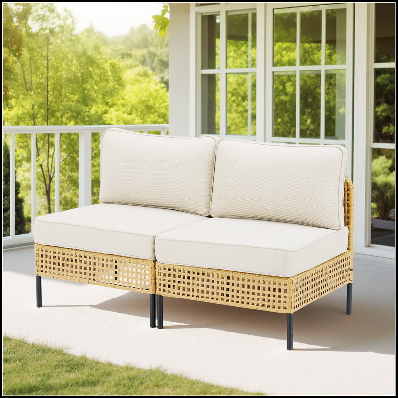 Ensemble de mobilier d'extérieur modulaire d'extérieur en osier avec coussins beiges, durable et résistant aux intempéries pour une vie en plein air élégante.