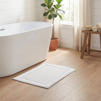 Sanctuary White 100% Cotton Solid Woven 24x36'' Bath Rug