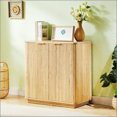 Buffet 31,5 po Wavy-Grain avec tablettes réglables, parfait pour les espaces modernes et contemporains.