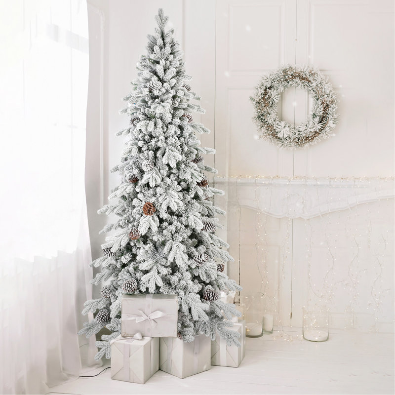 Arbre de Noël 7,5 pi en PE / PVC floqué avec 40 pommes de pin naturelles - 1424 pointes, conception peu encombrante, branches articulées, support en métal stable, aspect enneigé réaliste