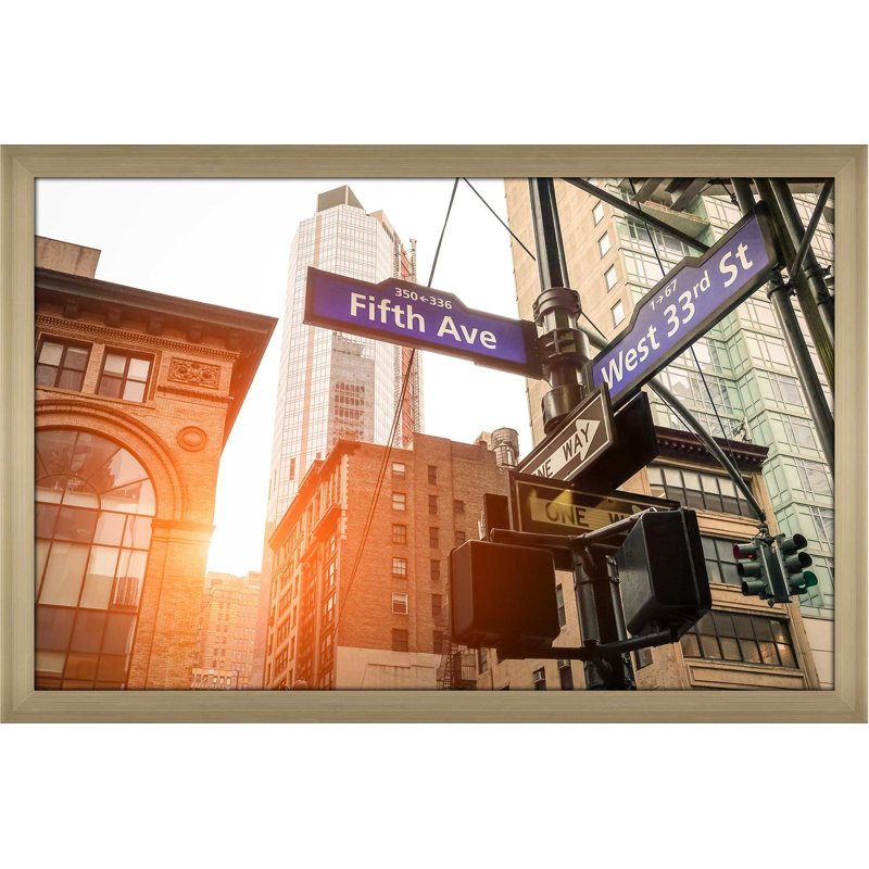 «Fifth and West 33rd», reproduction de photo encadrée, H 33,5 po x l 49,5 po x P 1 po, Encadrement champagne