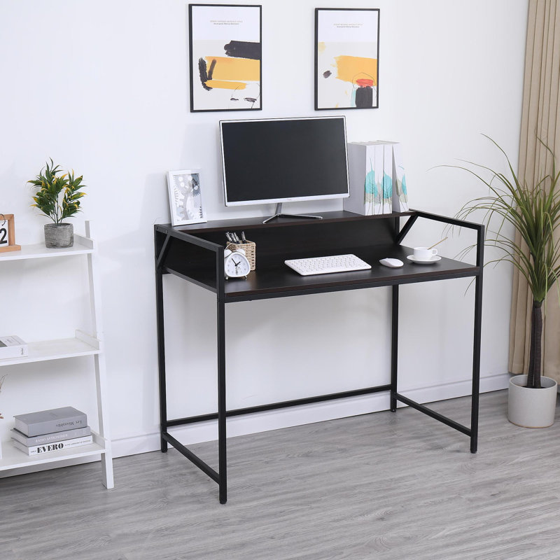 Console noire étroite avec porte d'entrée moderne et petite table de canapé derrière le canapé