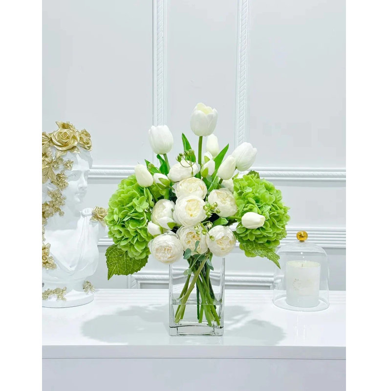 Arrangement floral mélangé dans un vase