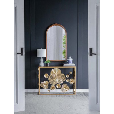 Élégante console dorée avec plateau en verre miroitant, parfaite pour les vestibules modernes et les salons