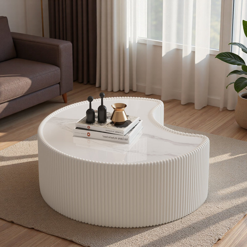 Table basse moderne en cuir fritté clair avec dessus en pierre et forme irrégulière pour le salon, Blanc, crème