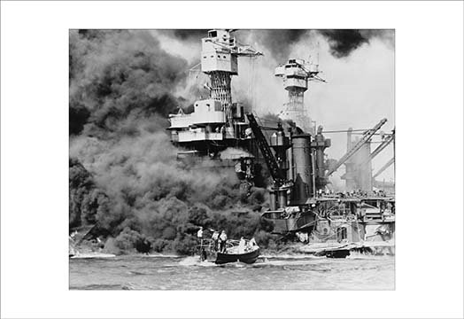 «USS West Virginia alight in Pearl Harbor», reproduction de photo, H 24 po x l 36 po x P 1,5 po