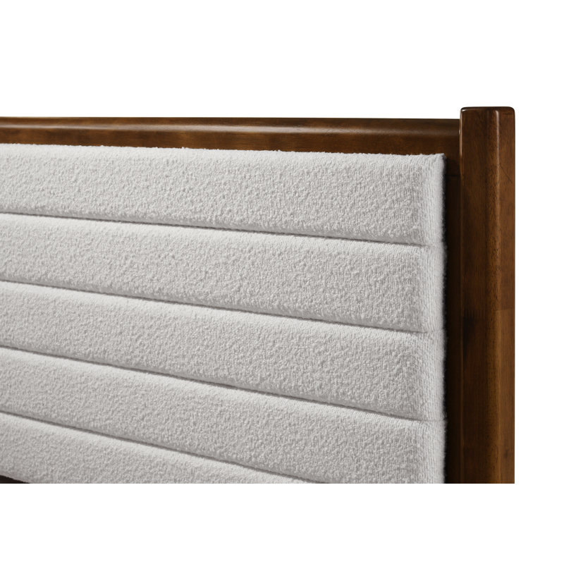 Base de lit capitonnée en bois massif Evelyn Evelyn, Noyer, bouclé blanc crème