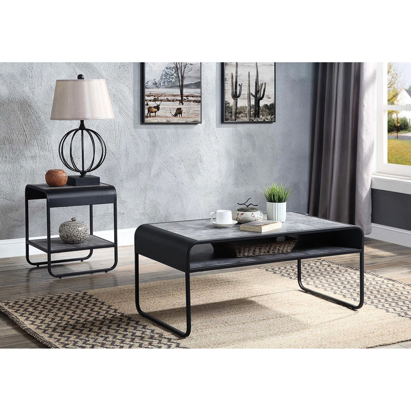 Table basse rectangulaire avec structure en métal noir, rangement ouvert et structure Kd dans un cadre industriel moderne avec finition gris béton, tablette pour le décor du salon