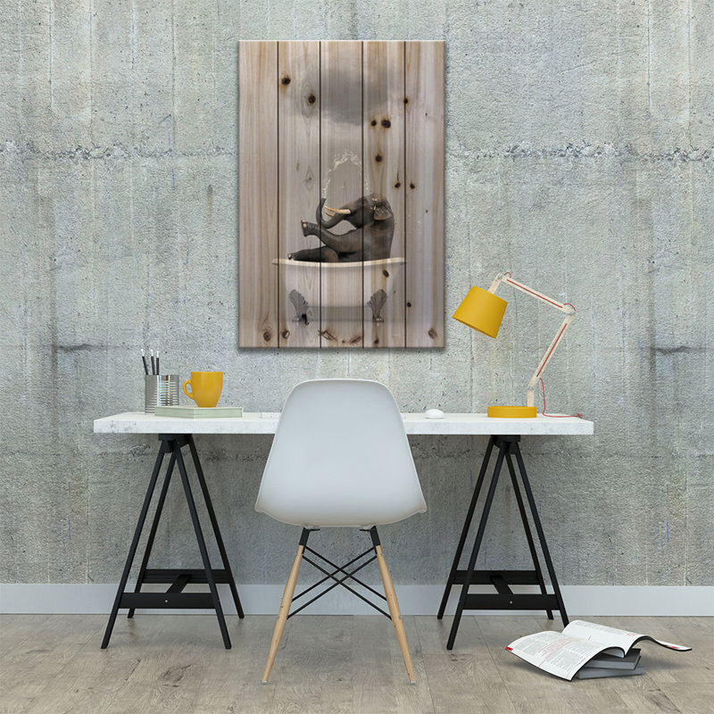 «Elephant Relaxing in the Bath 3» par Mike Kyiv - impression sur bois sans cadre, L 18 po x H 26 po