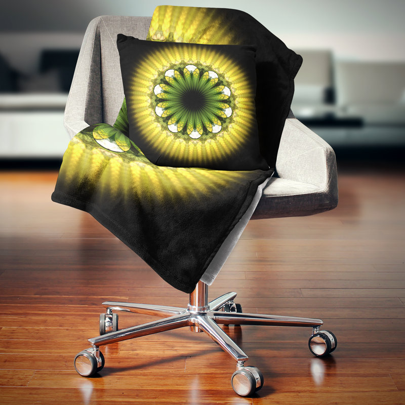 Motif de fleur noir et jaune fractal - coussin imprimé abstrait, 18 po x 18 po, Coussin décoratif