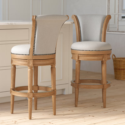 Barre pivotante à dossier haut en bois de 31 po de hauteur avec cadre naturel vieilli, siège en tissu gris, pivot pivotant à retour automatique de 180 po, garniture cloutée appliquée à la main, repose-pieds en métal, convient aux