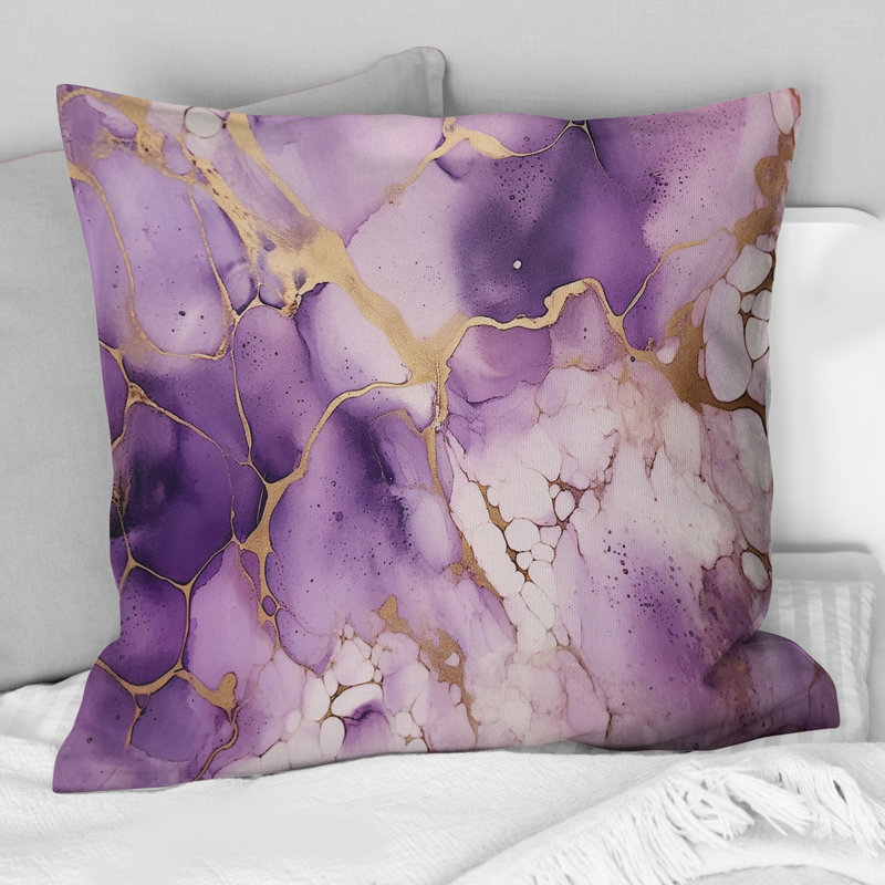 Coussin décoratif mauve et doré à motif de nuages d'encre de marbre VII