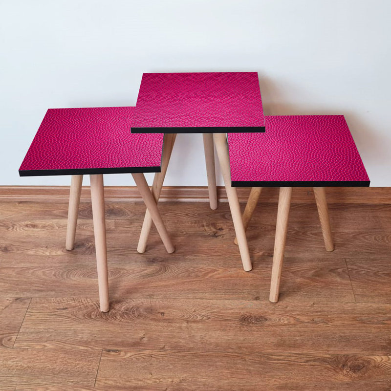 Ensemble de 3 tables gigognes Modern Fuchsia avec pieds en bois de hêtre, 13,8 x 20,5 x 13,8 po (grand), 13,8 x 18,5 x 13,8 po (moyen), 13,8 x 16,5 x 13,8 po (petit) | 100% panneau de fibres à densité moyenne, conception géométrique élégante pour les maisons contemporaines