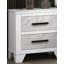 Élégante table de chevet en faux marbre avec poignées noires et glissières en métal pour les chambres modernes, durables et élégantes.