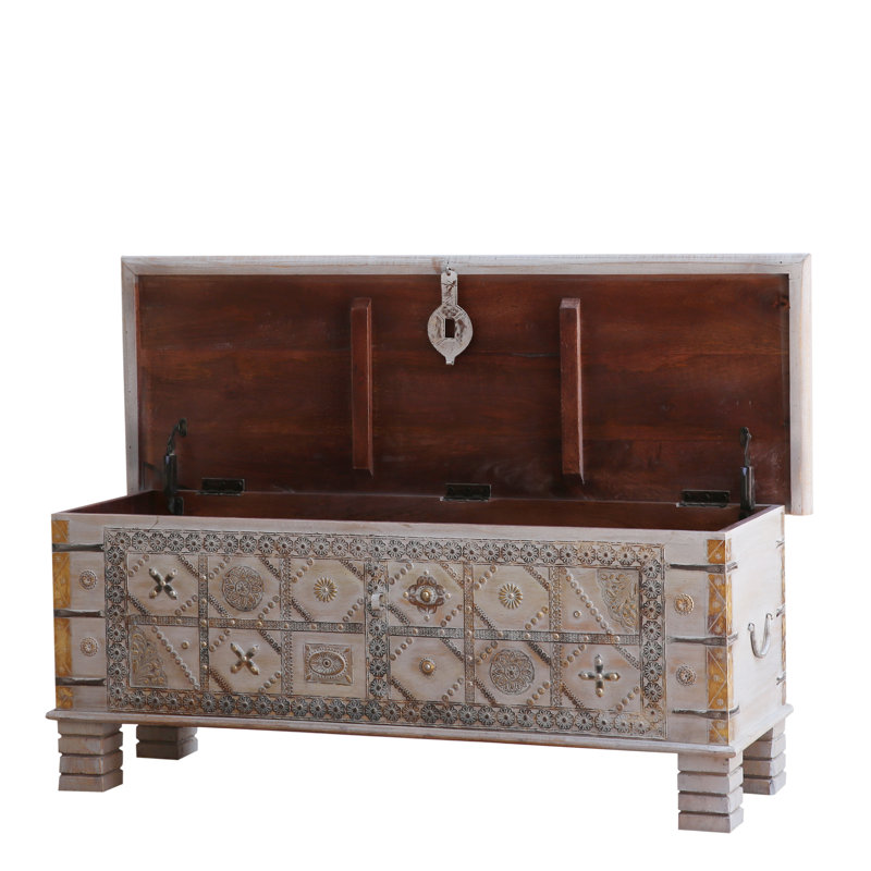 Aleksandra Blanket Chest