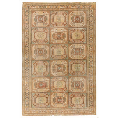 Tapis turc rétro, couleurs discrètes, motif géométrique et motifs tribaux