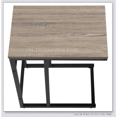 Table d'appoint moderne en forme de C avec plateau en stratifié et structure en métal, parfaite pour le salon et la chambre à coucher.