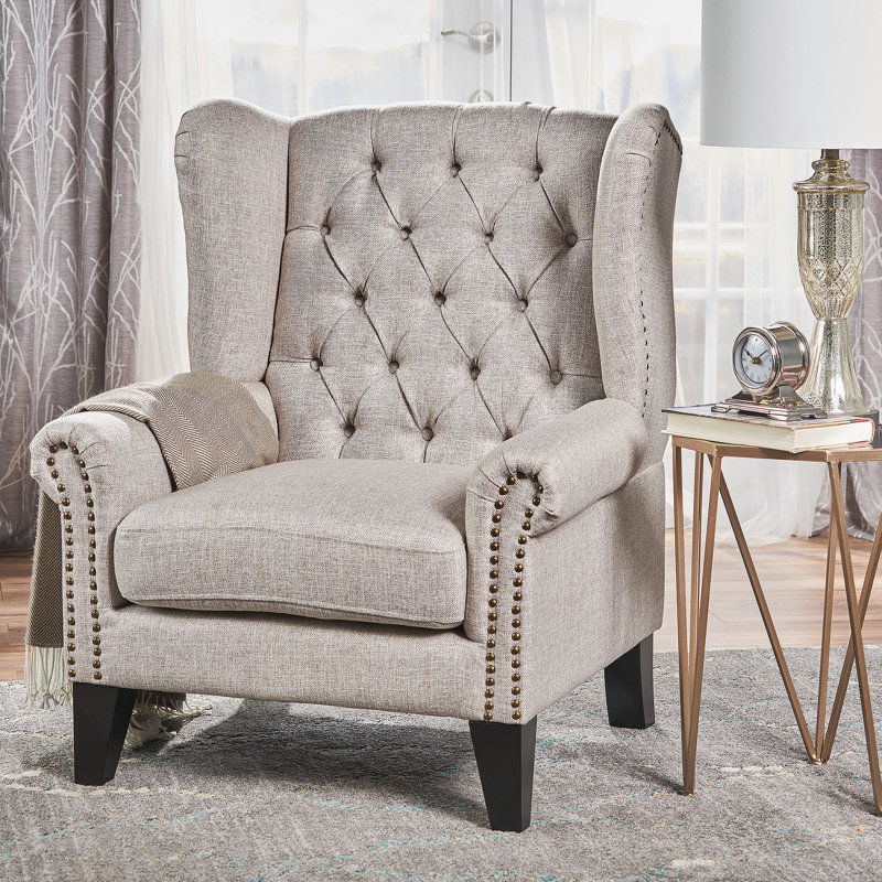 Charmante chaise d'inspiration médiévale avec superbe cadre en bois et pieds espacés, Beige